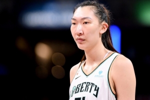 韩旭：WCBA球衣就是一块布剪几个窟窿 有队友还因搬行李闪了腰